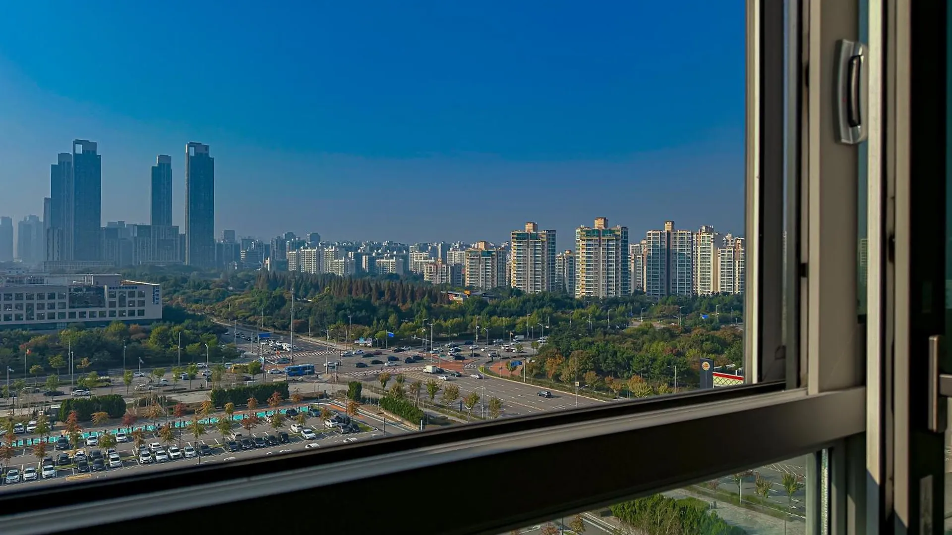 E 2Br 60M2 Newly Built High Floor Apt 2Min To Hyundai Outlet Triple St Incheon 0*,  South Korea